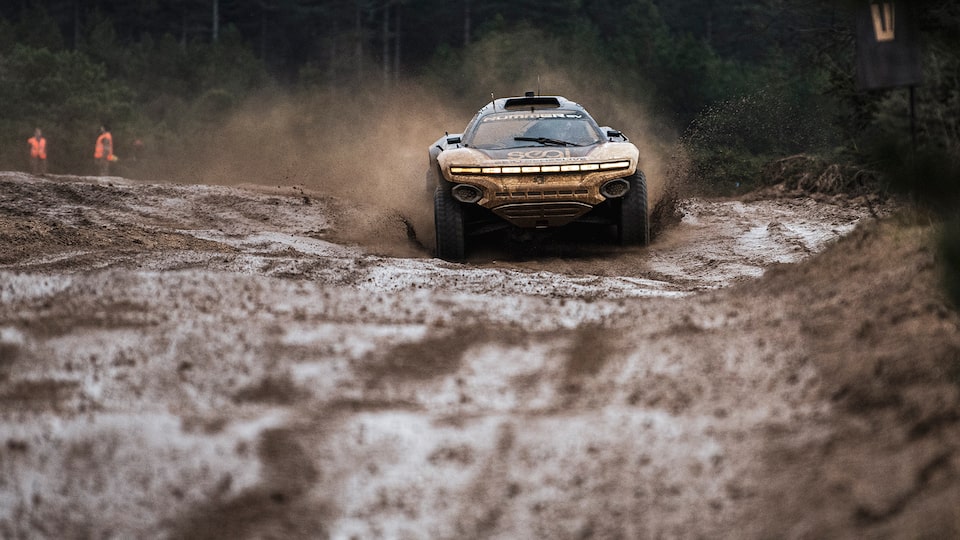 No.99 SEGI TV GMC HUMMER EV.R Driving Through Mud