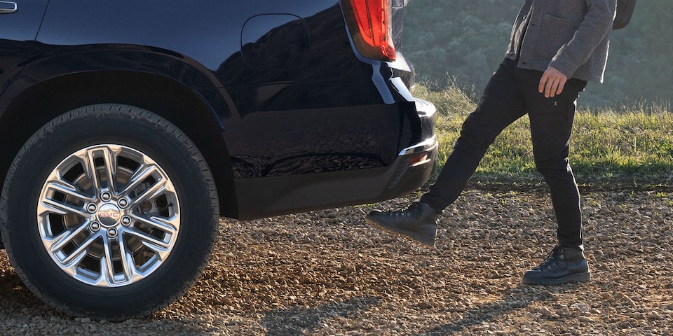 Man Using the Hands-Free Power Liftgate on the 2024 GMC Yukon